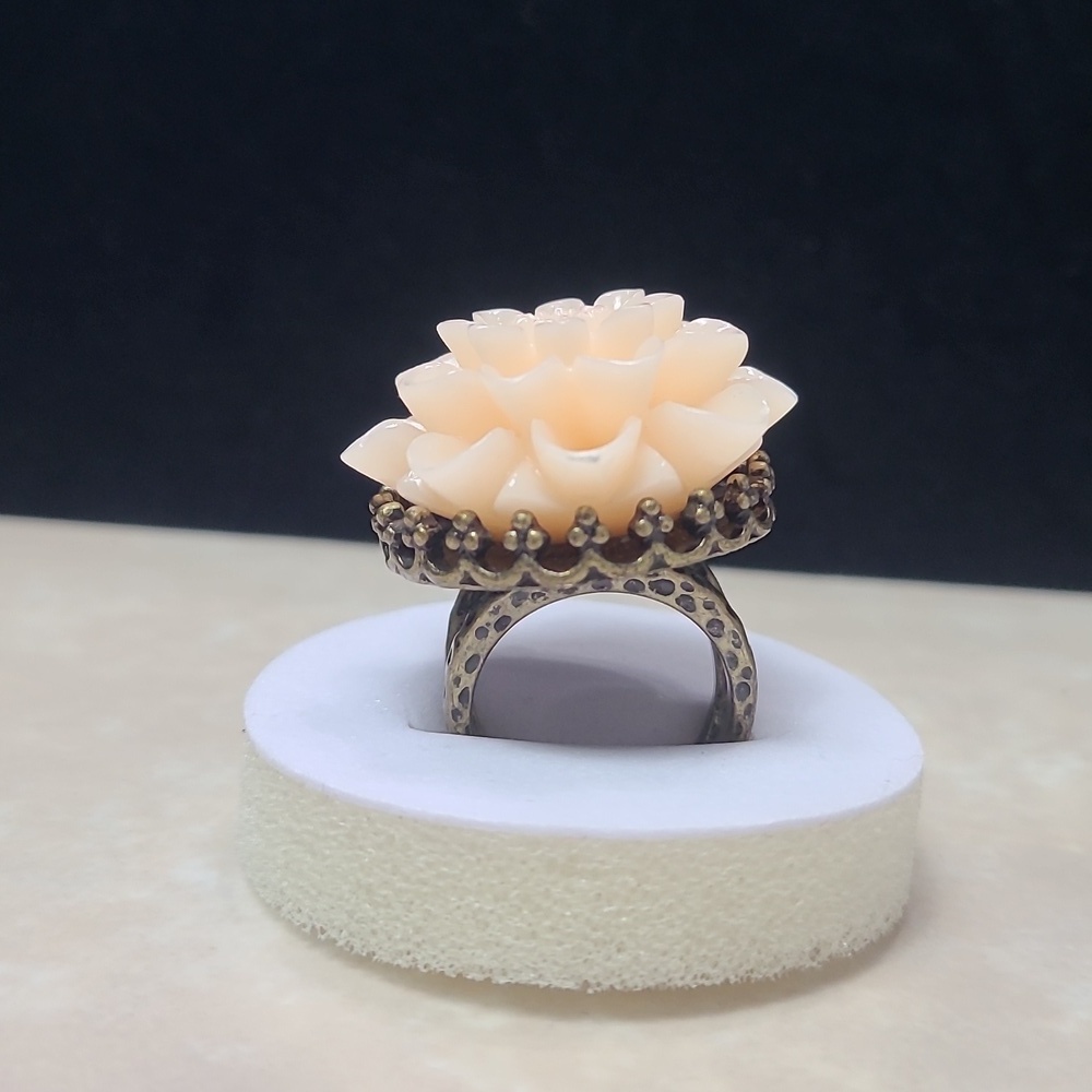 Elegant Floral Ring in Cream and Brasd Tone Size 7.25